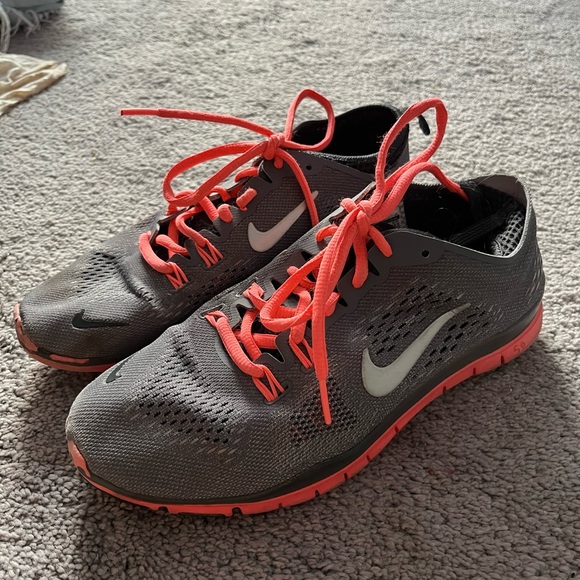 Ladies Nike free runners size 7.5 - Picture 3 of 3